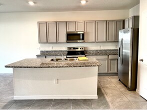 13738 NW 9th Rd in Newberry, FL - Foto de edificio - Building Photo