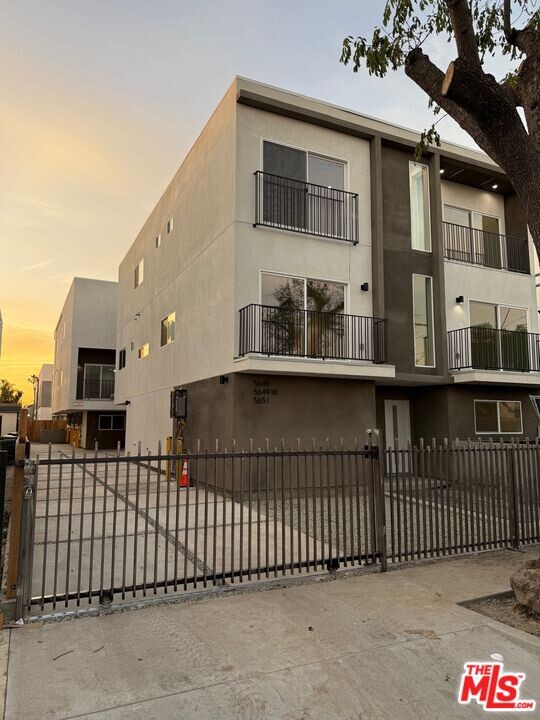 5651 Case Ave in Los Angeles, CA - Building Photo