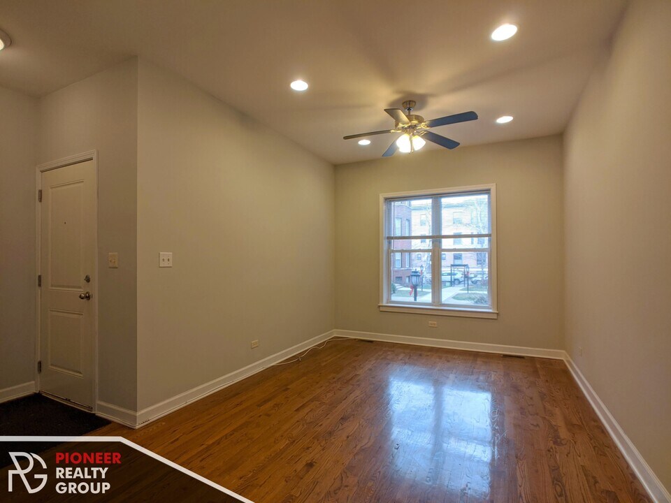 851 W Cornelia Ave in Chicago, IL - Building Photo