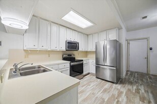 880 Tully St in Houston, TX - Building Photo