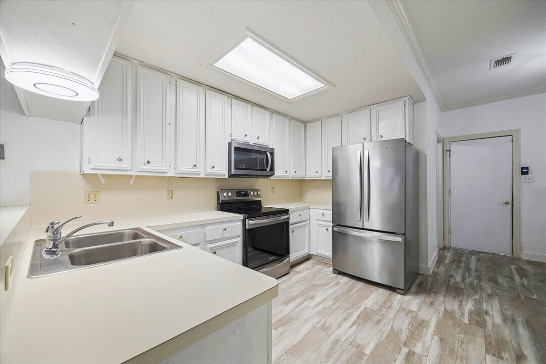 880 Tully St in Houston, TX - Building Photo