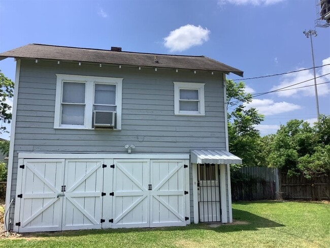 3915 Cotswold St photo'