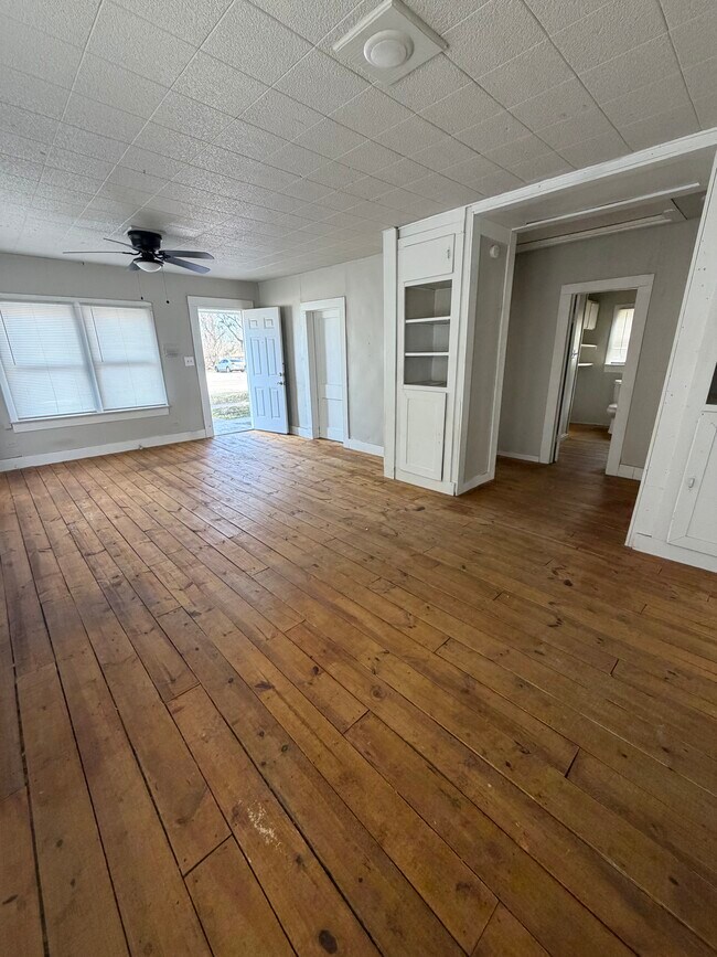 905 W Main St in Cameron, TX - Building Photo - Building Photo