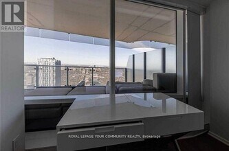 1 Bloor St E in Toronto, ON - Building Photo - Building Photo