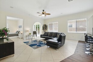 555 93rd Ave N in Naples, FL - Building Photo