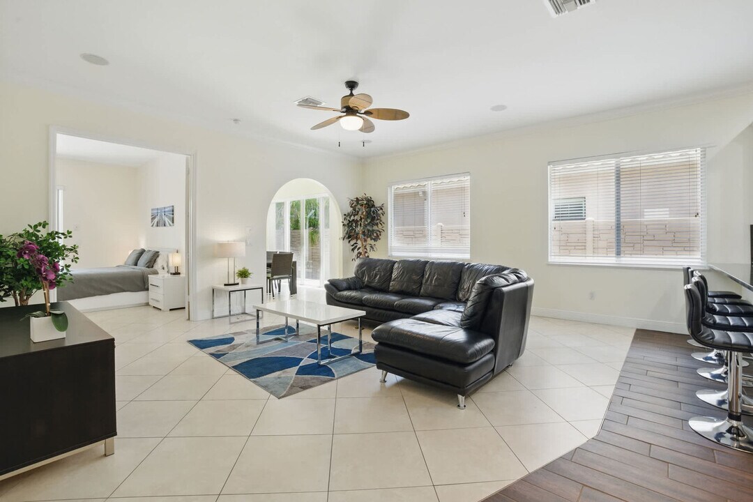 555 93rd Ave N in Naples, FL - Foto de edificio