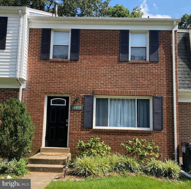property at 1210 Thomas Jefferson Pl
