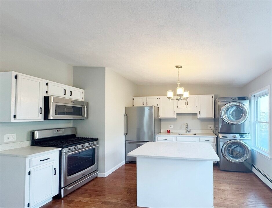 211 London St in Boston, MA - Building Photo