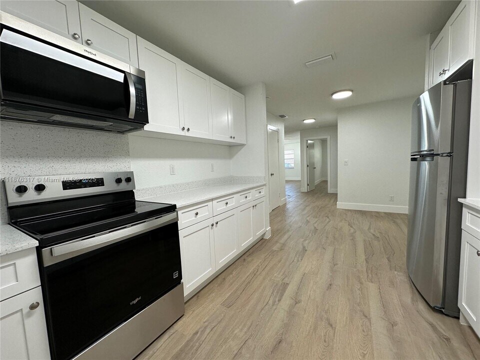 106 NW 1st St in Hallandale Beach, FL - Building Photo