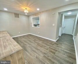 10323 Hampshire Green Ave in Fairfax, VA - Building Photo - Building Photo