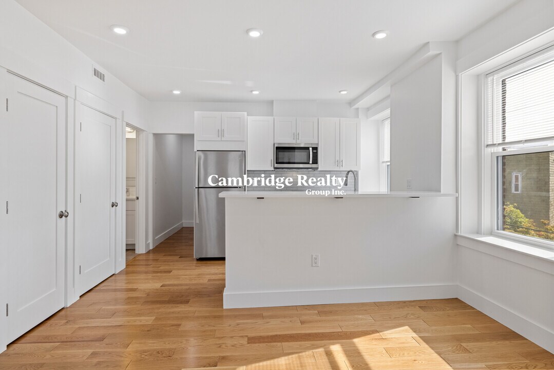 309 Columbia St, Unit 1 in Cambridge, MA - Building Photo