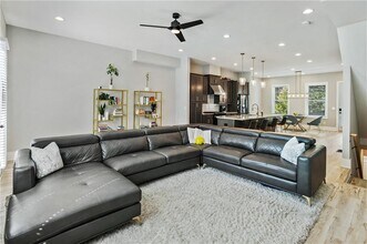 2459 Sycamore Rd NW in Atlanta, GA - Foto de edificio - Building Photo