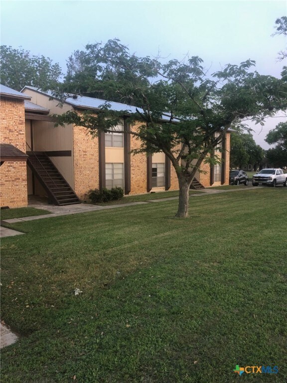 903 S Magnolia Ave in Luling, TX - Building Photo - Building Photo