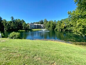 Westwood Pines Apartments in Columbus, IN - Foto de edificio - Building Photo