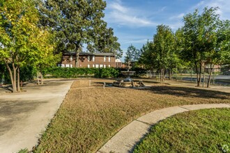 Oakwood Apartments in Jacksonville, AR - Foto de edificio - Building Photo