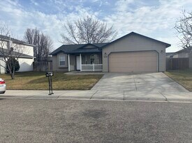 339 E Bay Owl Dr in Kuna, ID - Building Photo