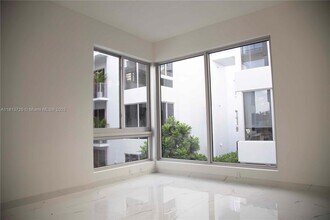 529 SW 11th St, Unit 202 in Miami, FL - Building Photo - Building Photo