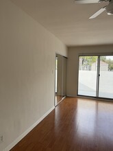 471 S Fairfax Ave, Unit 473.5 in Los Angeles, CA - Foto de edificio - Building Photo