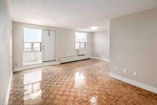 Paisley Apartments in Mississauga, ON - Building Photo