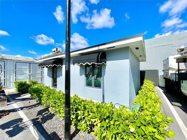 2180 NW 23rd Ct in Miami, FL - Foto de edificio - Building Photo