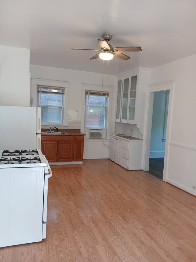 2220 Murray Hill Rd, Unit 2 in Cleveland, OH - Building Photo - Building Photo