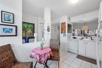 9580 Weldon Cir in Tamarac, FL - Foto de edificio - Building Photo