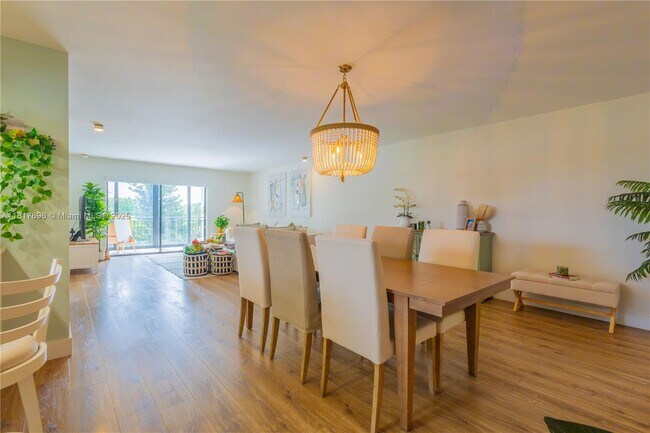 16091 Blatt Blvd in Weston, FL - Foto de edificio - Building Photo