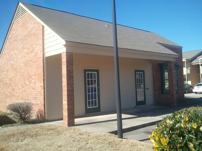 Old Town Square Apartments in Daleville, AL - Building Photo - Building Photo