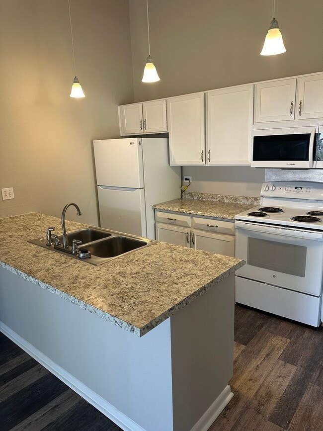 2557 S Dover St in Lakewood, CO - Building Photo - Building Photo