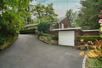 50 Glenwood Rd, Unit 1004 in Roslyn, NY - Building Photo - Building Photo