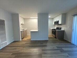 The CitiZen at 4006 Emerald Street in Torrance, CA - Foto de edificio - Building Photo