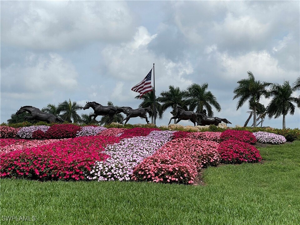 9009 Michael Cir in Naples, FL - Foto de edificio
