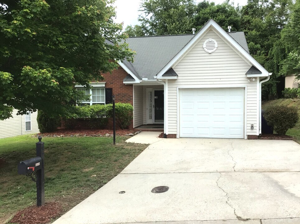 5117 Oakhurst Park Ct in Kernersville, NC - Building Photo