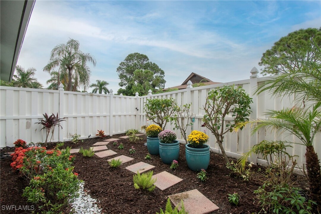 4126 Belair Ln in Naples, FL - Building Photo