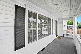 2136 NE 13th Ave in Hillsboro, OR - Building Photo - Building Photo