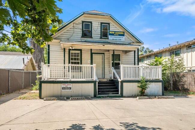 432 Cedar St in Chico, CA - Foto de edificio - Building Photo