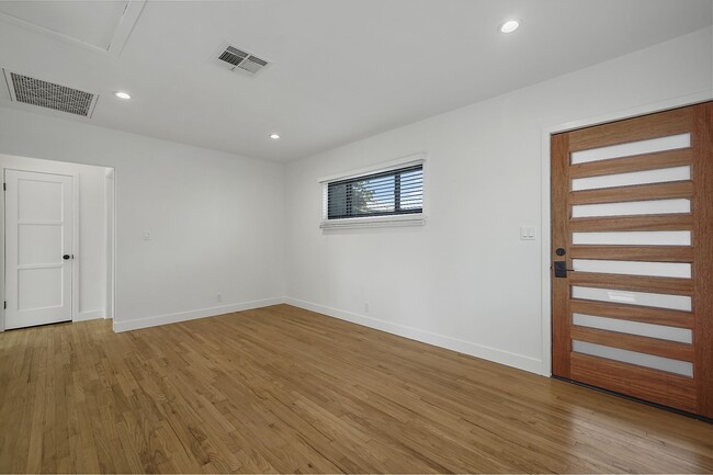 NO AVAILABILITY- 654 Ozone in Santa Monica, CA - Building Photo - Building Photo