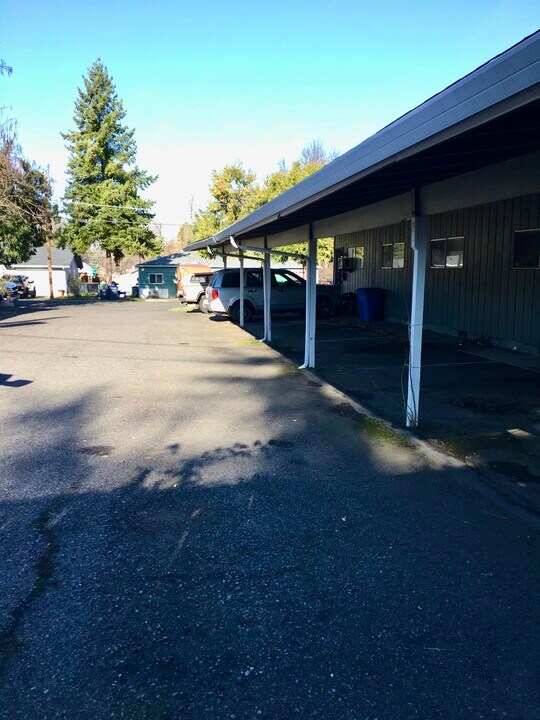 107 N 3rd St, Unit 2 in Talent, OR - Building Photo