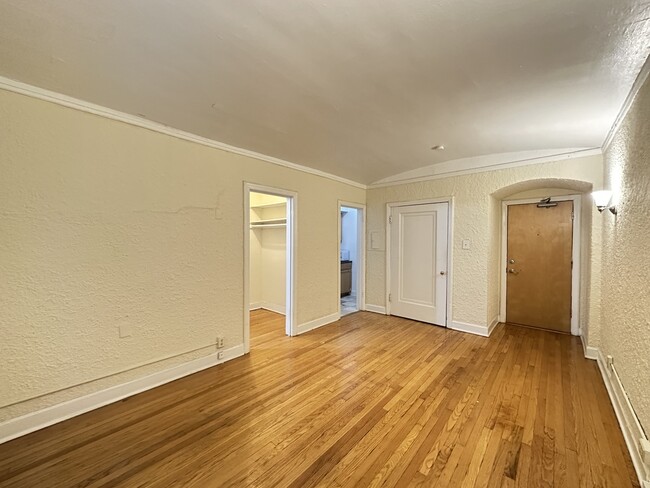 535 W Arlington Pl, Unit J03P