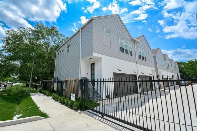 6013 Cypress St in Houston, TX - Building Photo - Building Photo