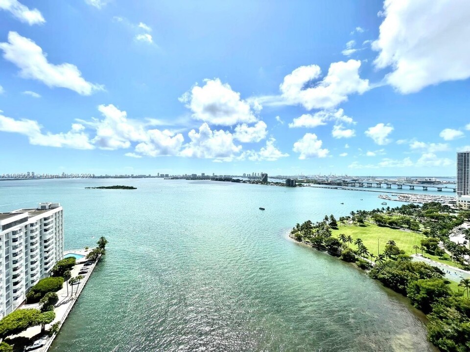 2020 N Bayshore Dr, Unit 2807 in Miami, FL - Building Photo