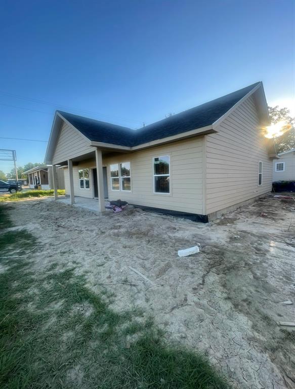 1318 Stowell St in Anahuac, TX - Building Photo - Building Photo