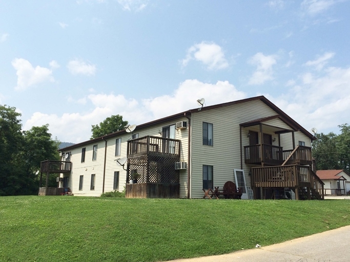 Mountain View Apartments in New Castle, VA - Building Photo