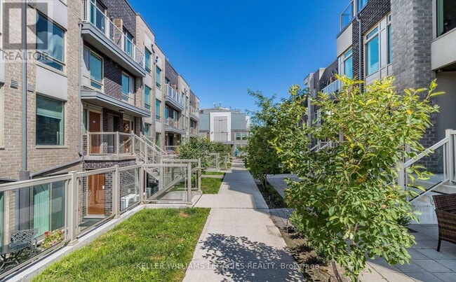 7 Applewood Ln in Toronto, ON - Building Photo - Building Photo