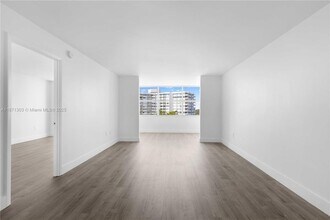 1300 NE Miami Gardens Dr, Unit 517E in Miami, FL - Foto de edificio - Building Photo