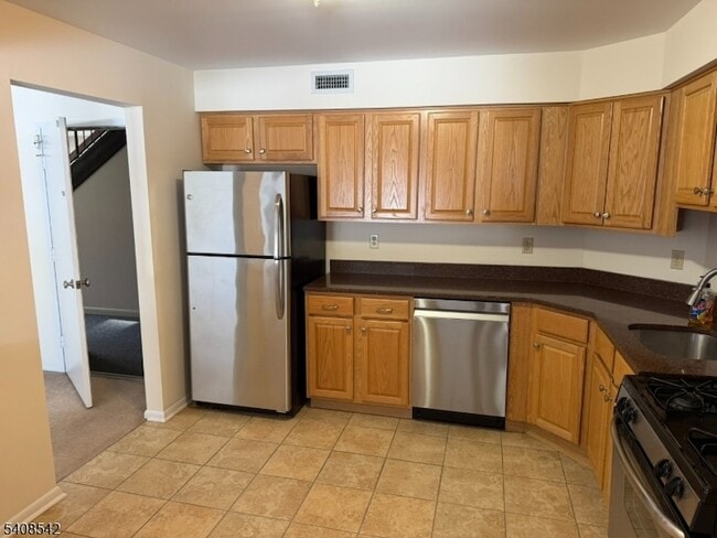 172 Drake Ln in Roxbury Township, NJ - Foto de edificio - Building Photo