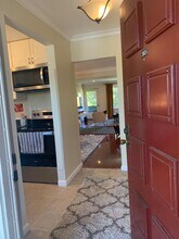 4016 Farm Hill Blvd, Unit 302 in Redwood City, CA - Foto de edificio - Building Photo