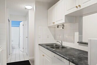 1735-111 11 Ave SW in Calgary, AB - Building Photo - Building Photo