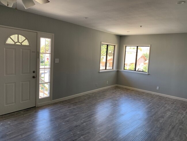 560 W Harvard St, Unit 2 in Glendale, CA - Foto de edificio - Building Photo