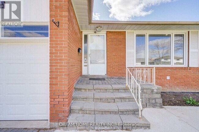 1323 Shamir Crescent in Mississauga, ON - Building Photo - Building Photo